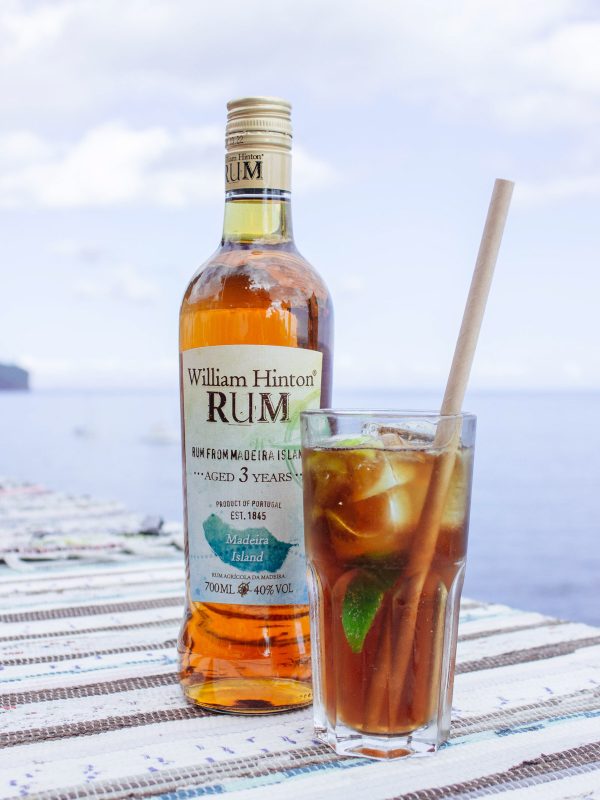 william hinton rum de 3 anos com cocktail cuba libre com o mar ao fundo.