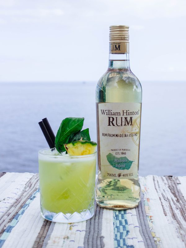 daiquiri de ananas feito e apresentado a beira mar com garrafa de rum da madeira de 9 meses, William Hinton
