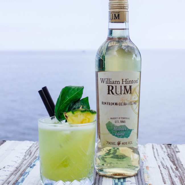 daiquiri de ananas feito e apresentado a beira mar com garrafa de rum da madeira de 9 meses, William Hinton