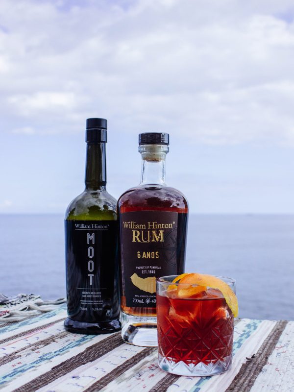 cocktail rum negroni feito com rum william hinton 6 anos e vermute william hinton moot com o mar de fundo