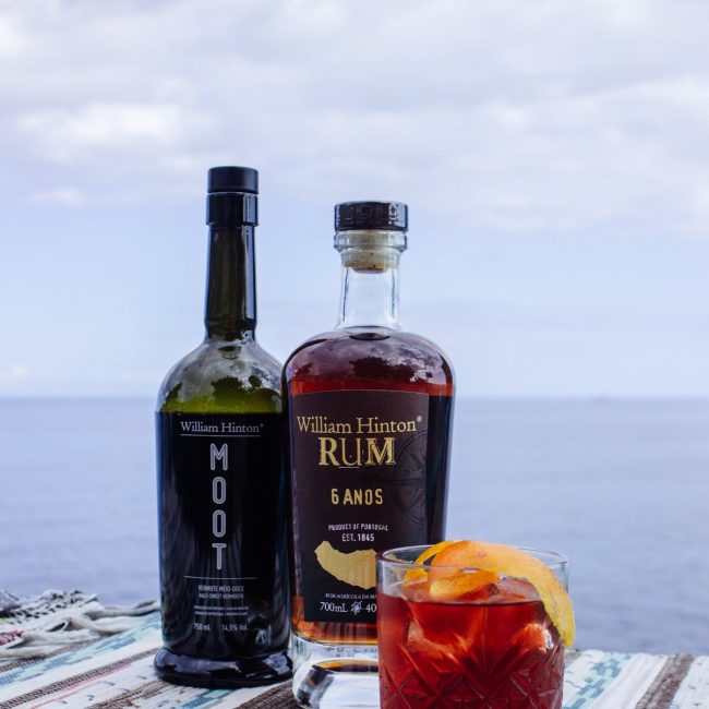cocktail rum negroni feito com rum william hinton 6 anos e vermute william hinton moot com o mar de fundo
