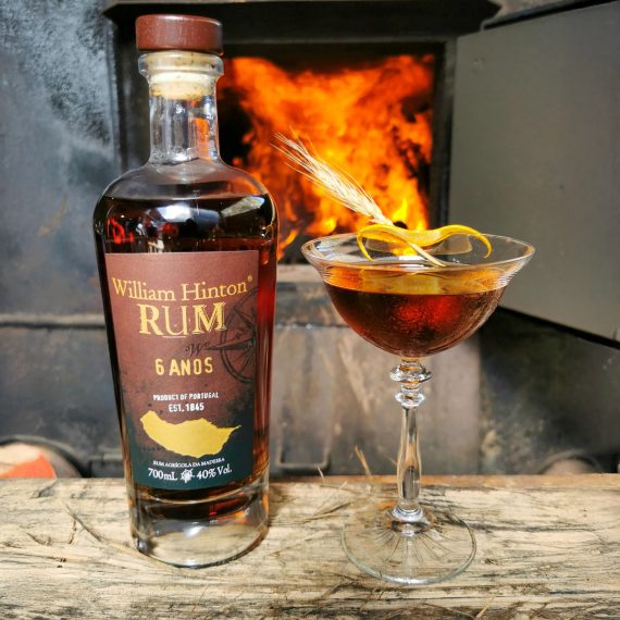 Cocktail feito com Rum Agrícola da Madeira - William Hinton 6 anos, apresentado na fábrica Engenho Novo da Madeira
