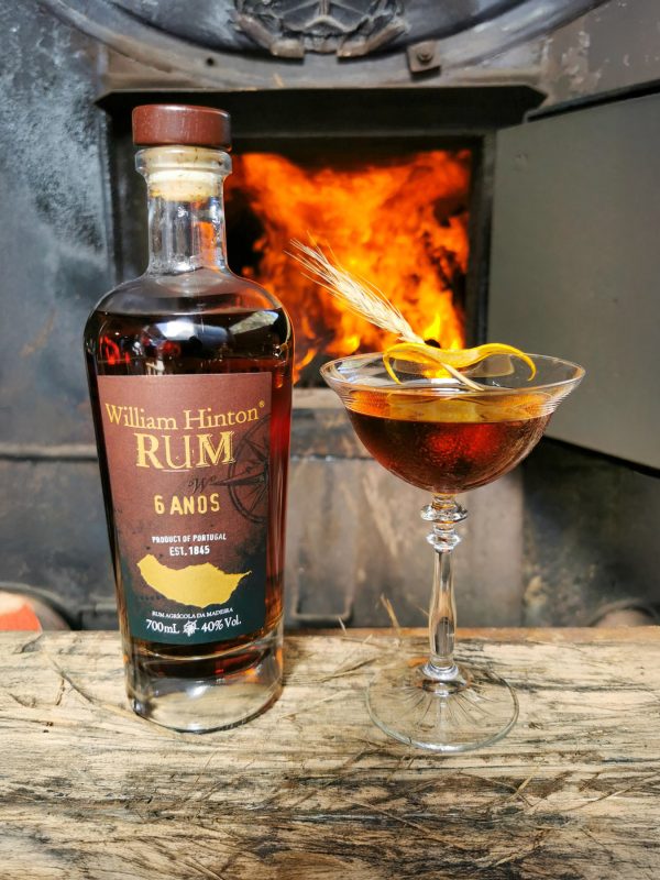 Cocktail feito com Rum Agrícola da Madeira - William Hinton 6 anos, apresentado na fábrica Engenho Novo da Madeira