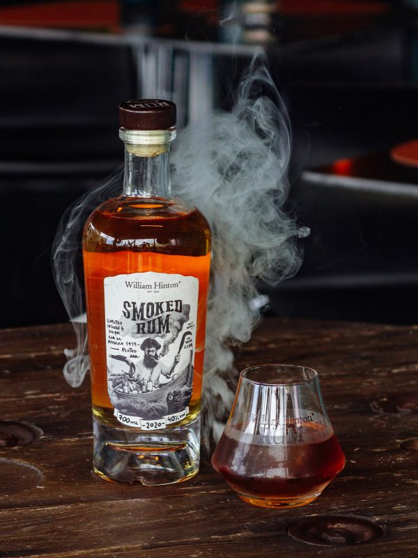 garrafa do smoked rum William Hinton apresentada com fumo de fundo