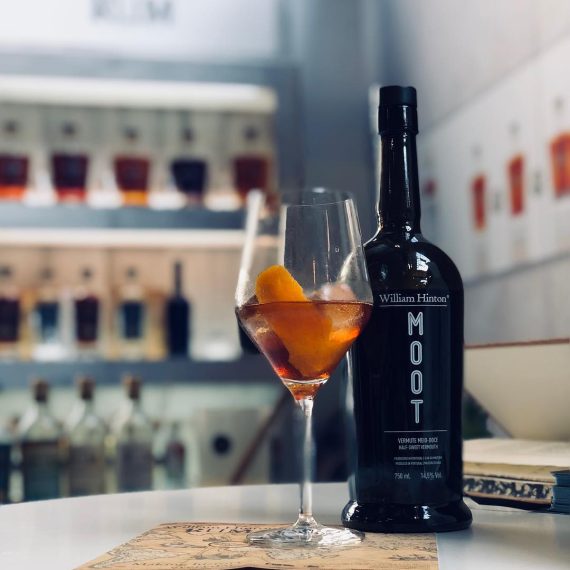 cocktail madeirense feito com vermute william hinton moot e vinho madeira