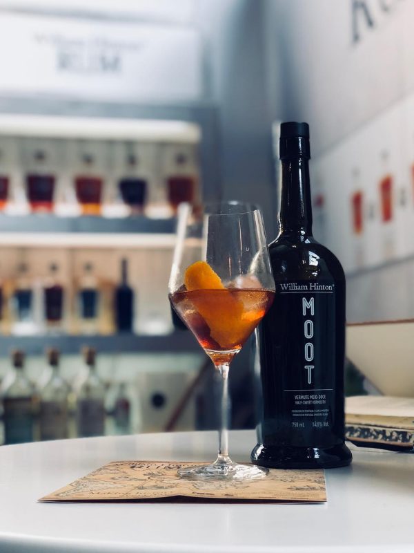 cocktail madeirense feito com vermute william hinton moot e vinho madeira